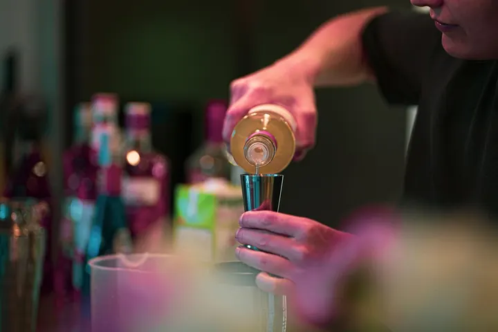 Bartender sirviendo un trago en la barra