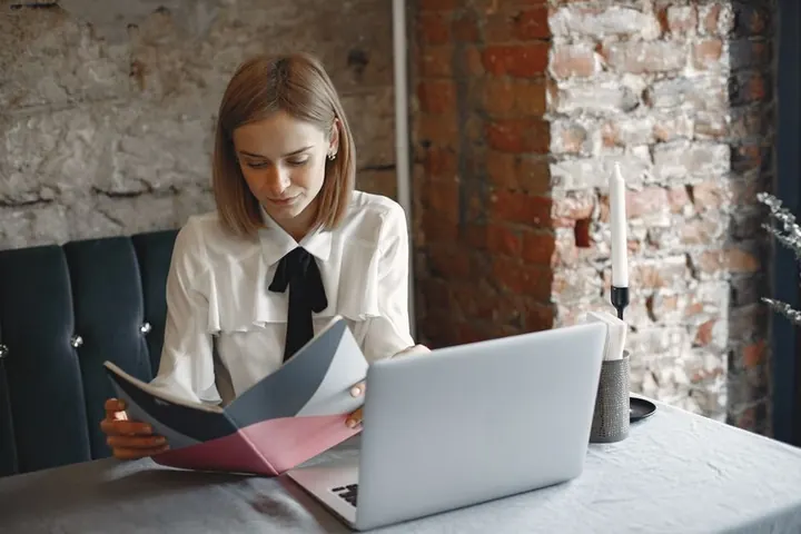 Dueña de un restaurante revisando información en su laptop