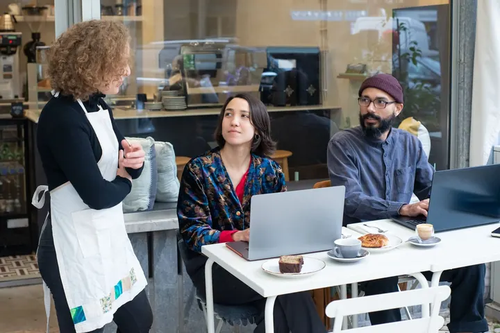 Equipo de un restaurante revisando información en una laptop
