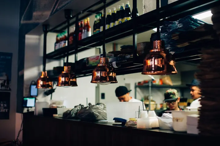 Línea de cocina de un restaurante durante el servicio